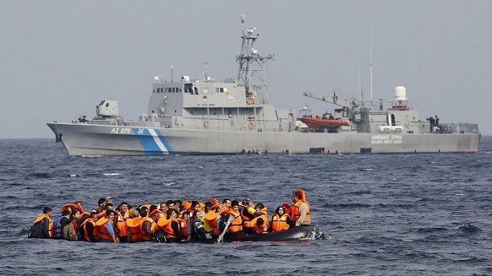 Des grecs armés et masqués attaquent des bateaux de réfugiés, laissant les gens livrés à la mort
